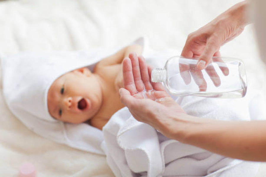 3-Thao tác sử dụng dầu mát-xa cho trẻ sơ sinh