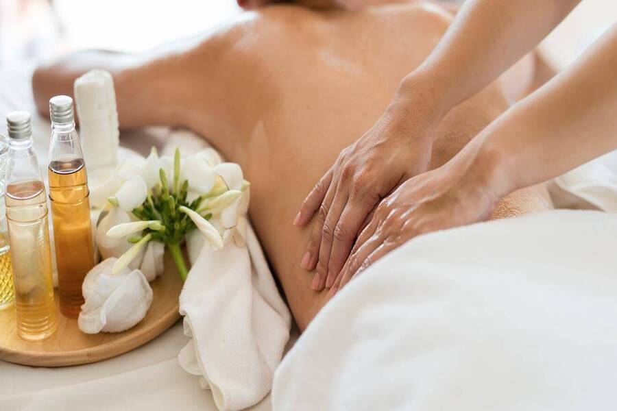 Kết hợp dầu và tinh dầu massage phù hợp sẽ mang lại lợi ích ích đa dạng.