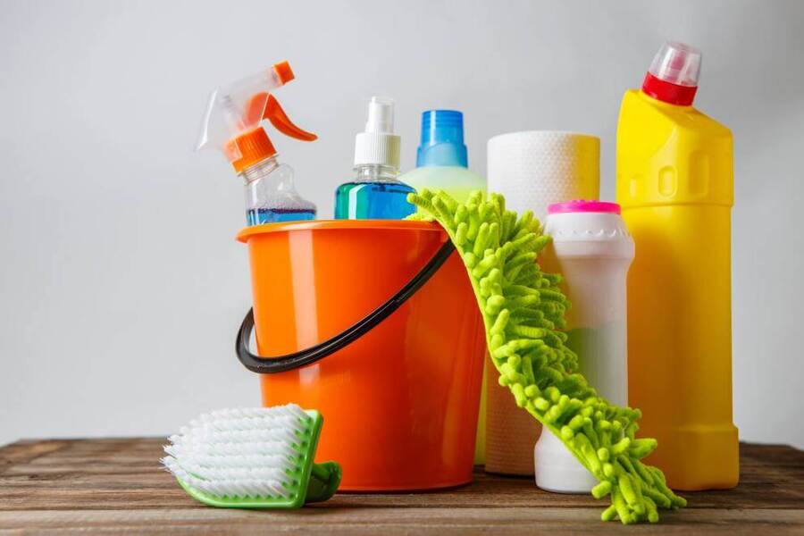 Chất tẩy rửa hóa học công nghiệp có thể chứa thành phần gây hại sức khỏe và môi trường.