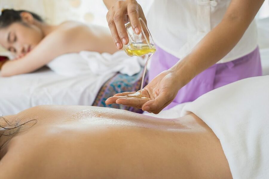 Thư giãn cùng tinh dầu oải hương qua thao tác massage.