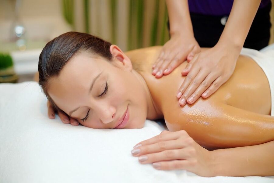 Dùng hỗn hợp dầu massage thanh lọc cơ thể nhẹ nhàng thao tác trên vùng cần trị liệu.