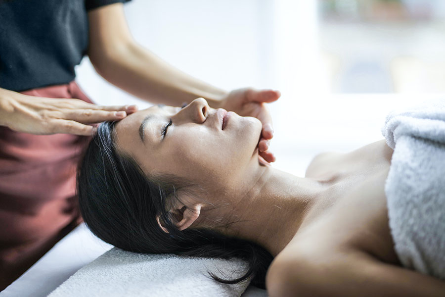 Massage mặt và đầu với tinh dầu thiên nhiên