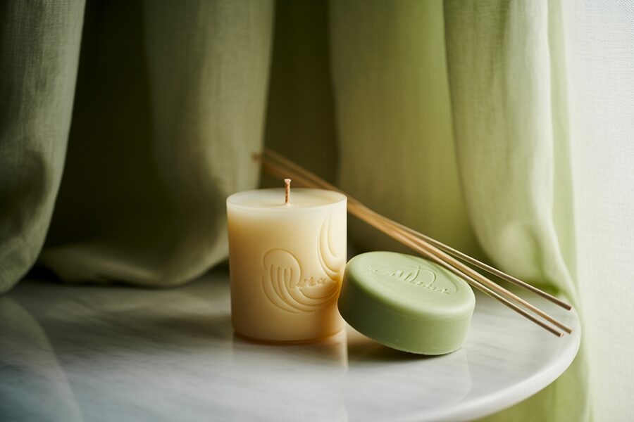 Bộ sản phẩm nến thơm, xà phòng và reed diffuser tông trắng và xanh lá nhạt, phong cách spa thư giãn