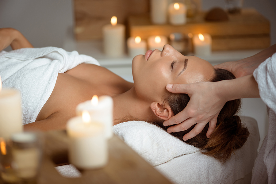 Dầu massage giúp làm dịu cơ bắp, dưỡng da mềm mịn và hỗ trợ thư giãn sau một ngày dài căng thẳng.