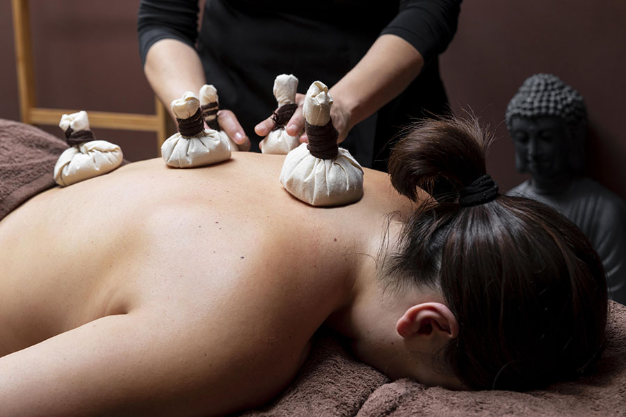 Dầu massage giúp thư giãn cơ thể, cải thiện tuần hoàn máu và nuôi dưỡng làn da mềm mại, khỏe mạnh.