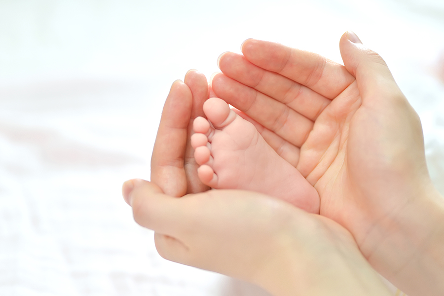 Mẹ đang massage cho bé bằng dầu massage thiên nhiên