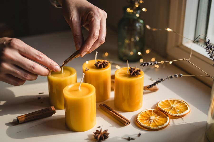 Trang trí nến thơm handmade với hoa khô và quế