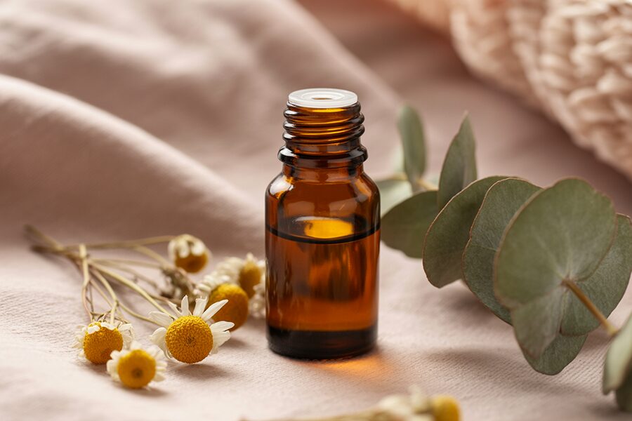 Bảo quản tinh dầu đúng cách – chai thủy tinh nâu hổ phách và hoa khô tự nhiên