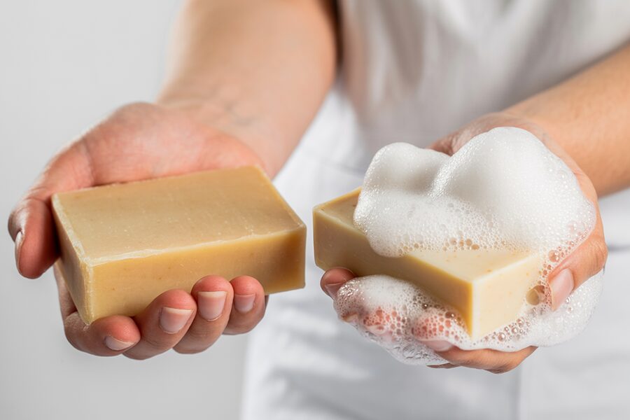 So sánh bọt xà phòng tự nhiên và xà phòng công nghiệp