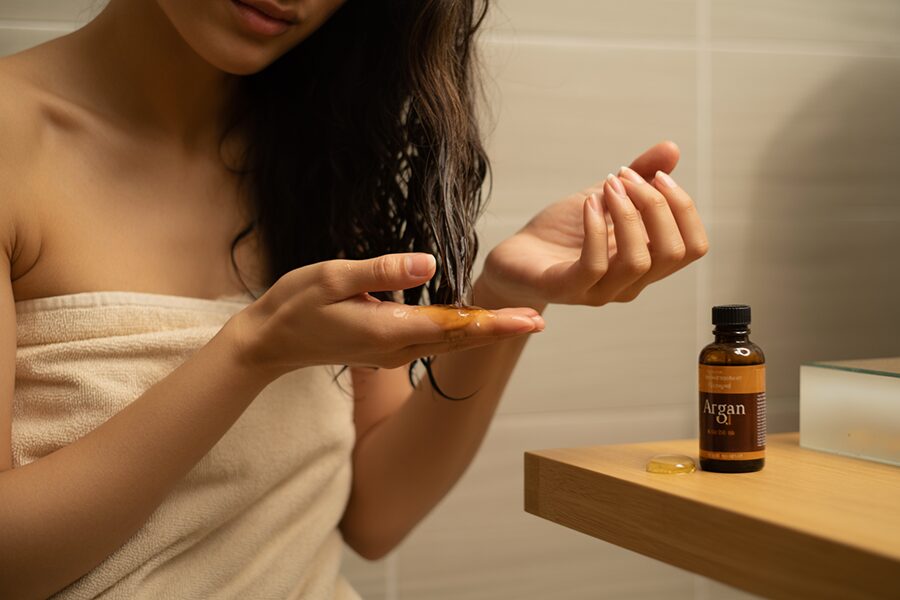 Cách ủ tóc bằng dầu argan tại nhà đơn giản mà hiệu quả