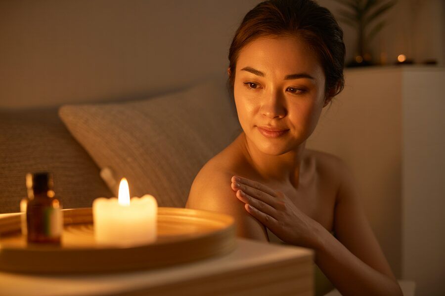 Nến massage tại nhà giúp thư giãn nhẹ nhàng và dưỡng ẩm da