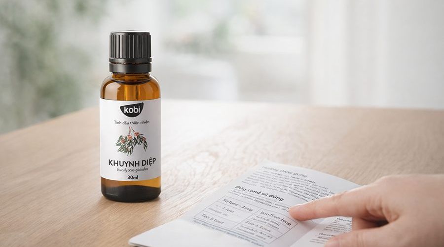 Dầu khuynh diệp cho bé trong bối cảnh cha mẹ đọc kỹ nhãn sản phẩm trước khi dùng