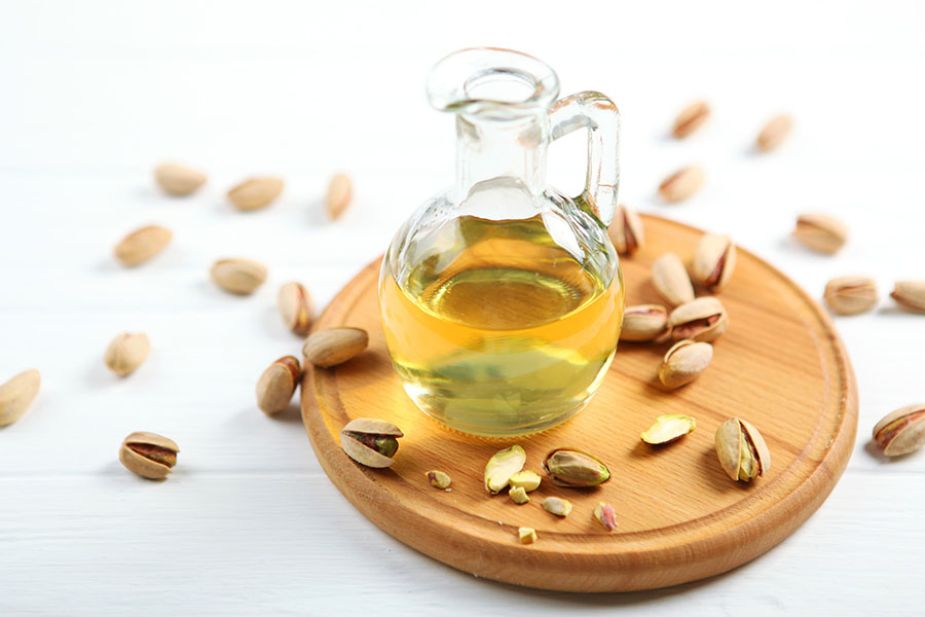 Hình - 2 Dầu hạt dẻ cười có mùi thơm đặc trưng của hạt