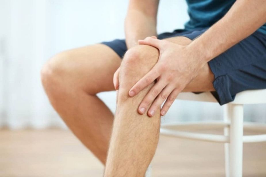 HÌnh 3. Dùng dầu Arnica xoa bóp tại xương khớp giúp giảm đau, kháng viêm