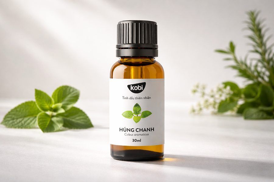 Dầu húng chanh chai thủy tinh nâu trong không gian sạch tối giản
