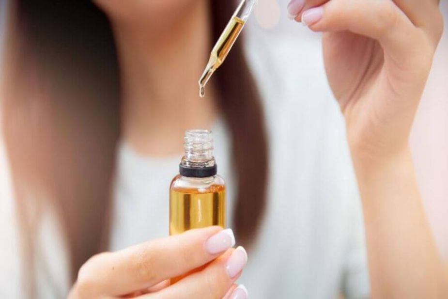 Hình 3. Tinh dầu Massoia có mùi hương ấm áp của gỗ quyện với hương ngọt dịu.