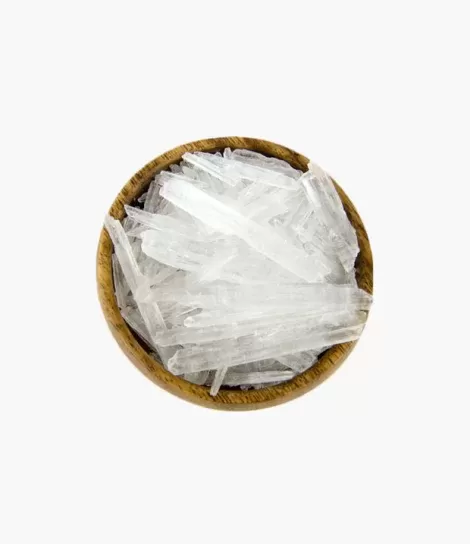 Bát đựng tinh thể bạc hà menthol crystal – nguyên liệu tự nhiên giúp tạo hương the mát, kháng khuẩn và giảm nghẹt mũi.