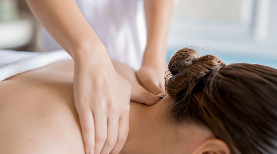 Dầu massage giúp thư giãn cơ thể, dưỡng ẩm da và tăng cường tuần hoàn máu, mang lại cảm giác dễ chịu.