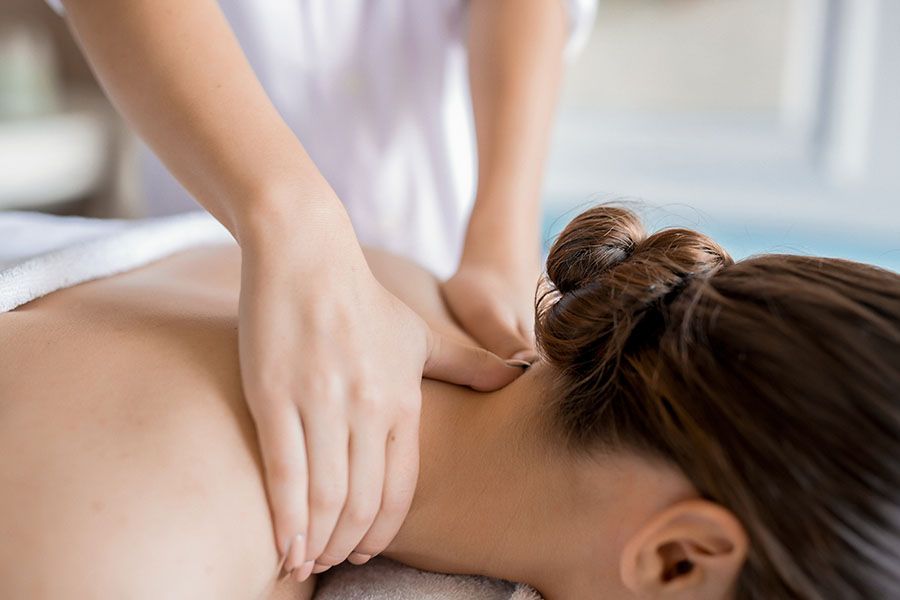 Dầu massage giúp thư giãn cơ thể, dưỡng ẩm da và tăng cường tuần hoàn máu, mang lại cảm giác dễ chịu.