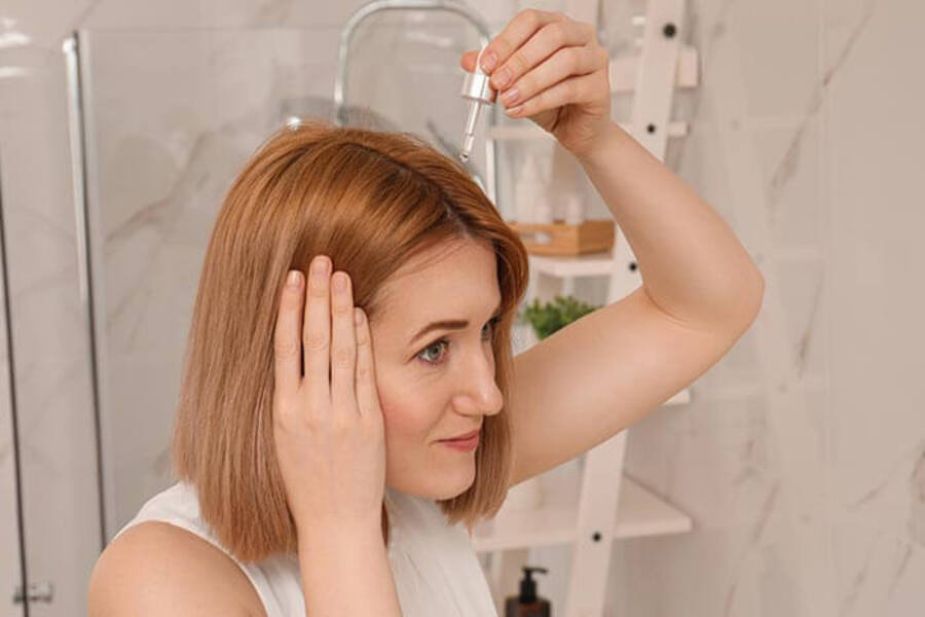 Hình 5. Thoa đều hỗn hợp này lên da đầu, rồi massage bằng đầu ngón tay của bạn.