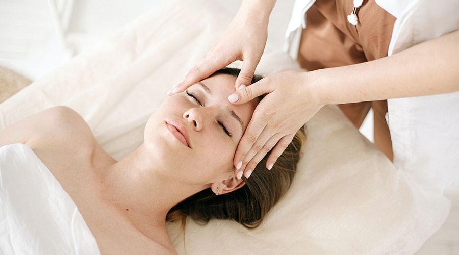 Massage mặt và đầu với tinh dầu thiên nhiên