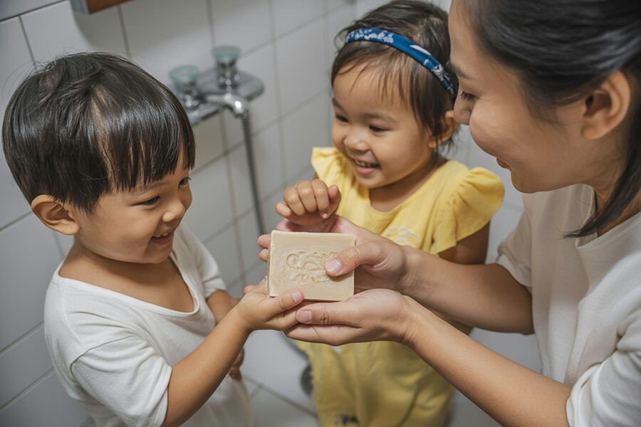 Gia đình Việt Nam vui vẻ dùng xà phòng handmade