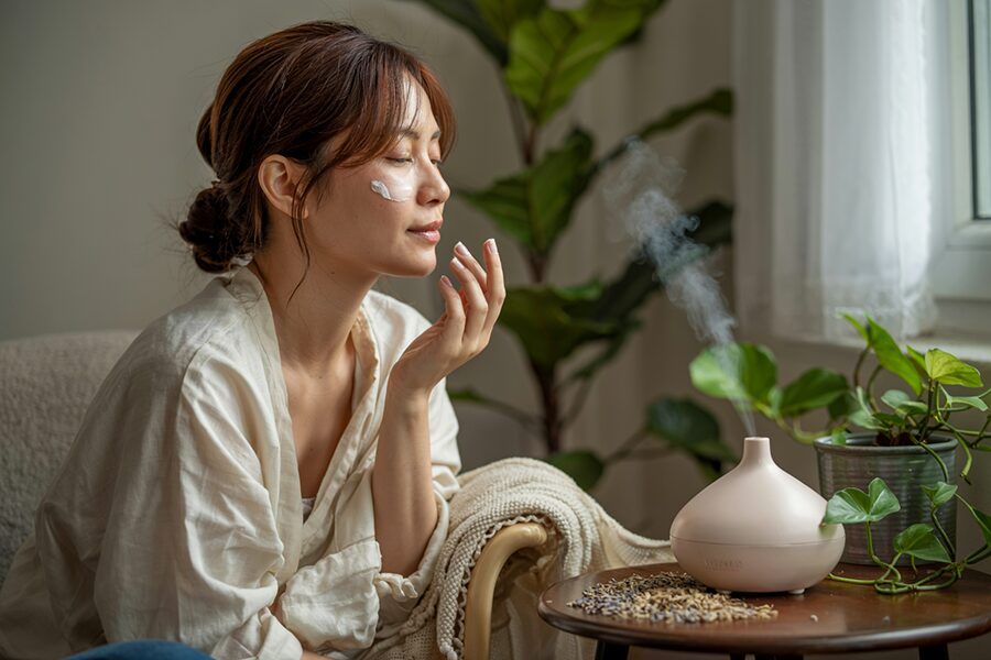 Cô gái Việt Nam thư giãn với hương tinh dầu thiên nhiên, chăm sóc da trong không gian nhẹ nhàng