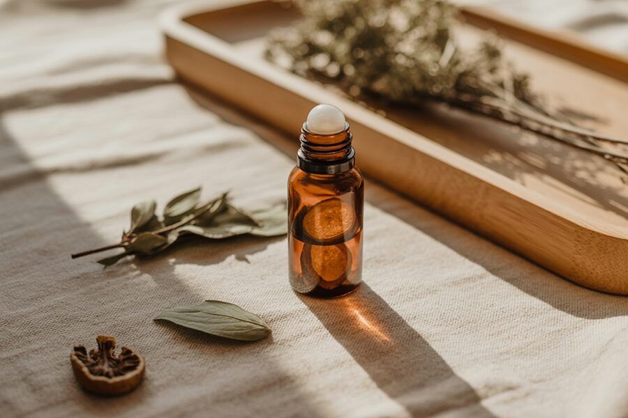 Ảnh đại diện bài viết về dầu lăn thảo dược tự nhiên, truyền cảm hứng sống chậm.