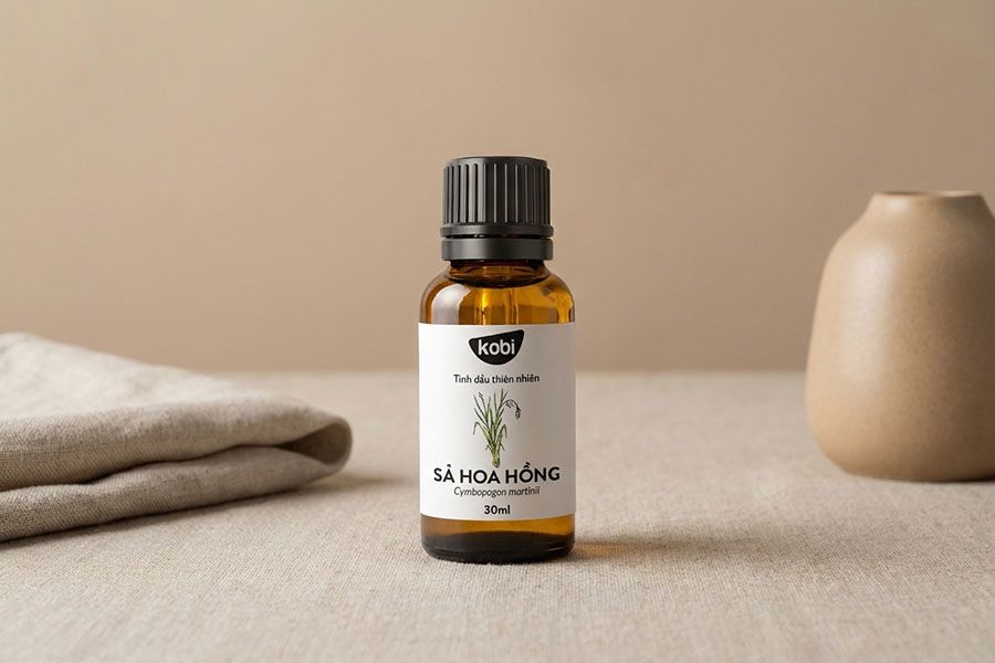 An toàn khi sử dụng tinh dầu với chai tinh dầu Kobi và không gian tối giản