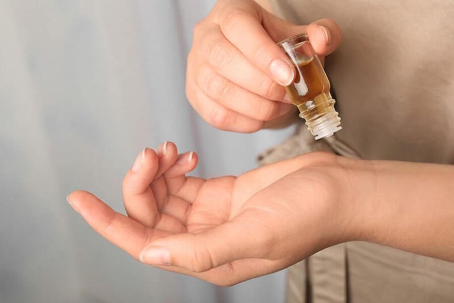 Hình 3. Xoa bóp hay massage hỗn hợp dầu chứa Hổ Phách giúp cải thiện lưu thông máu