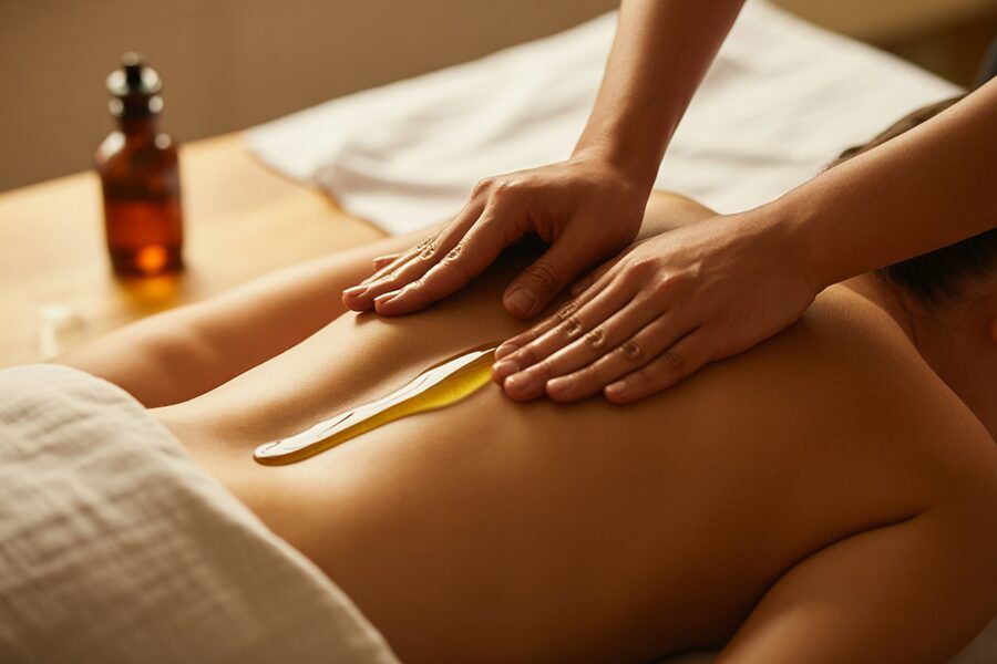 phụ nữ thư giãn với dầu massage body và toàn thân