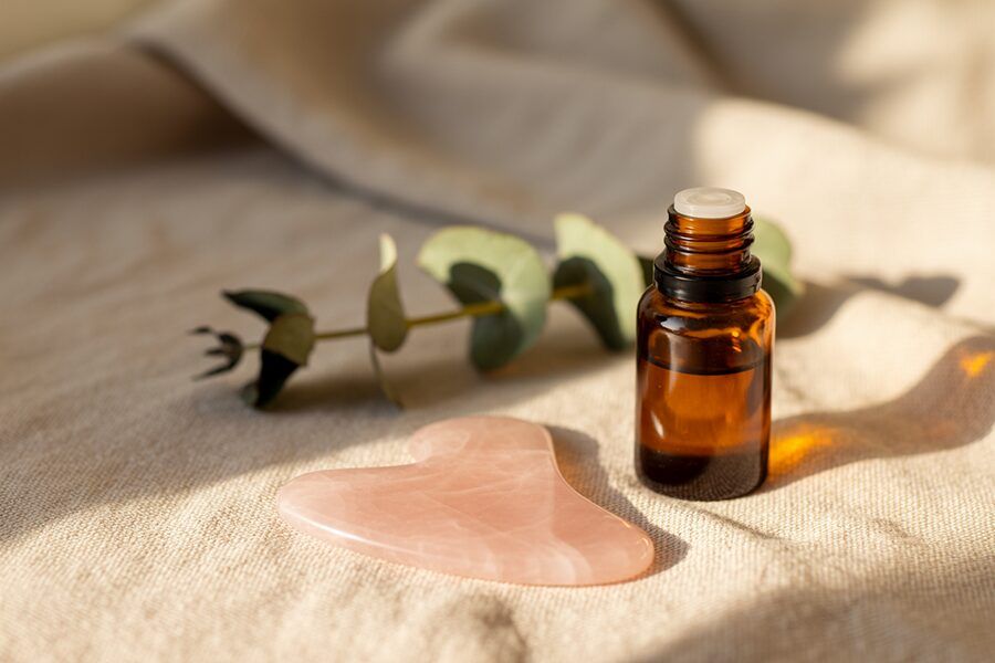 Gua Sha là gì – massage mặt tại nhà bằng đá tự nhiên