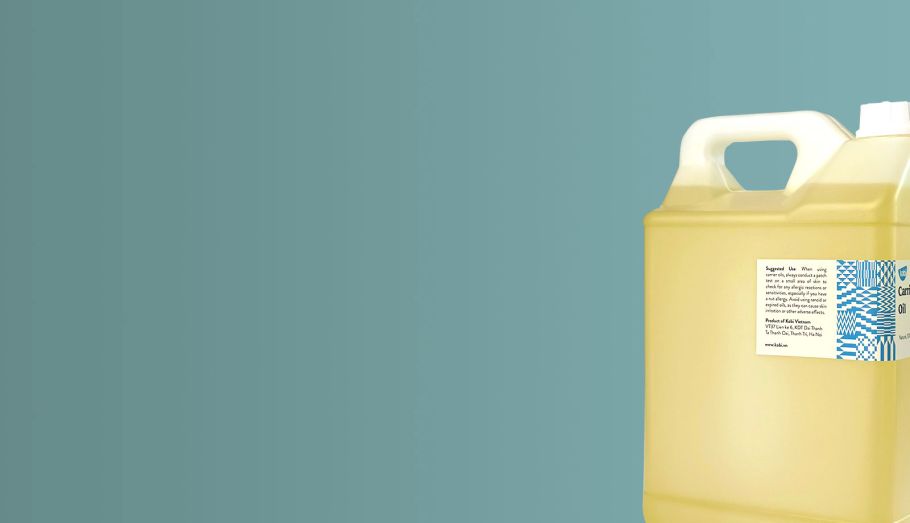 Can dầu nền thiên nhiên dung tích lớn – đại diện danh mục Carrier Oils, chuyên dùng pha loãng tinh dầu nguyên chất.