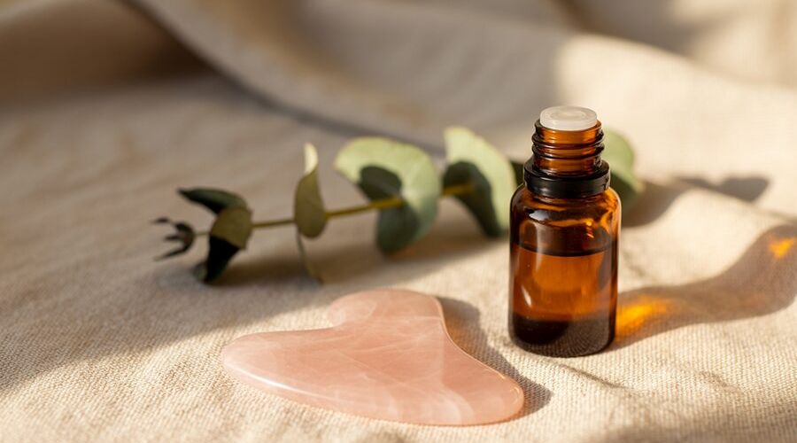 Gua Sha là gì – massage mặt tại nhà bằng đá tự nhiên