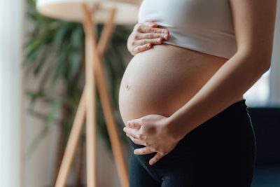 Hình 4 Phụ nữ có thai, đang cho con bú cần tránh sử dụng tinh dầu lưu ly
