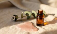 Gua Sha là gì – massage mặt tại nhà bằng đá tự nhiên