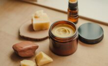 Sáp vuốt tóc tự nhiên cùng nguyên liệu như sáp ong, dầu argan và đất sét