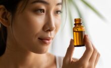 Tinh dầu chăm sóc da nhạy cảm – hình ảnh chai tinh dầu thủy tinh nâu hổ phách và làn da mịn màng