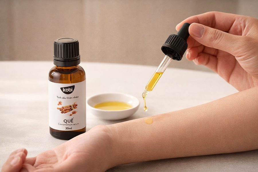 Pha loãng tinh dầu quế trước khi dùng ngoài da để giảm nguy cơ kích ứng