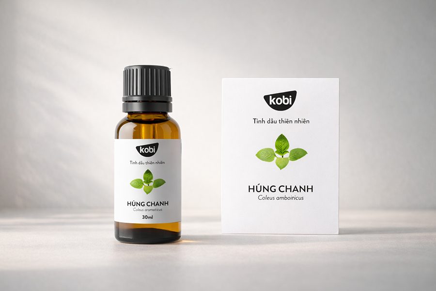 Chai tinh dầu húng chanh và thẻ thông tin sản phẩm đặt trên bề mặt sạch